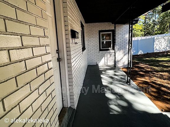 3rd image of 2727 Reid St