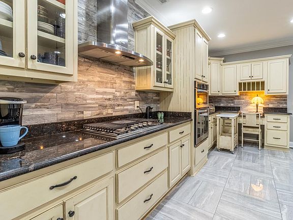 3rd image of 129 Kensington Dr SE