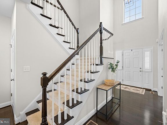 3rd image of 219 Sumner Ct