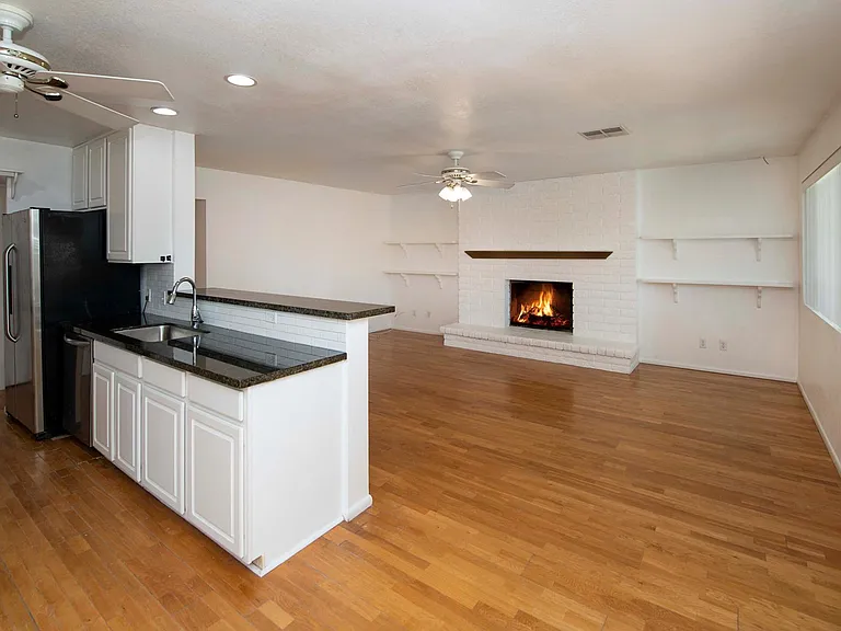 2405 E Huntington Dr — Photo 19