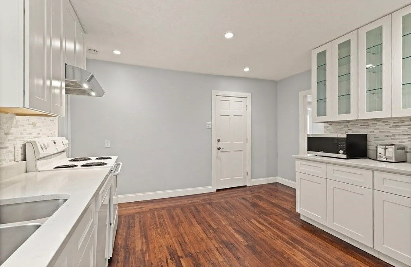 3 bed, 1100 sqft, $2,600 — Photo 3