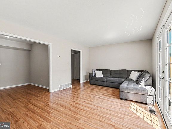4th image of 137 W Vine St
