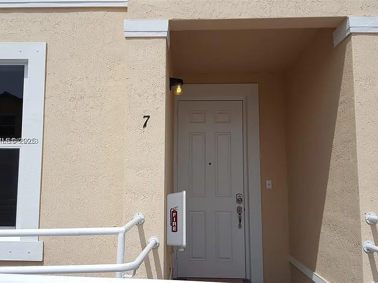 142 SE 28th Ter #7 — Photo 4