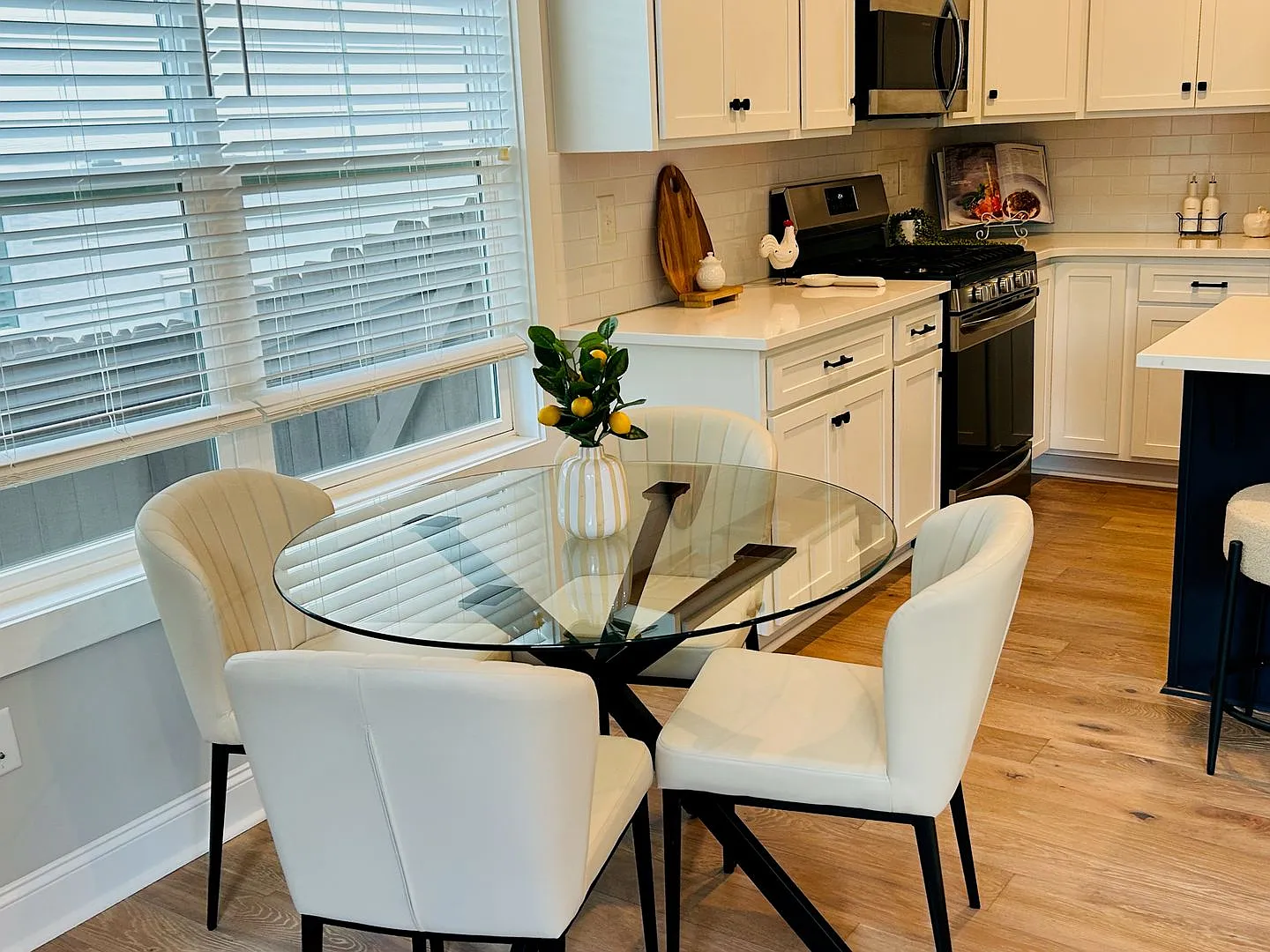 Spacious 4/2.5 Available Now! — Photo 3