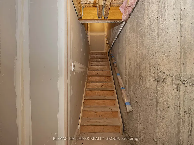 422 Rolling Meadow Cres — Photo 36