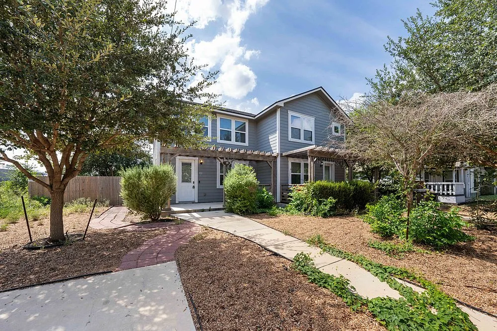Stylish 2-Bed, 2.5-Bath Townhome with Private Patio & Fenced Yard 130 Belmont Ave, San Antonio — Photo 3
