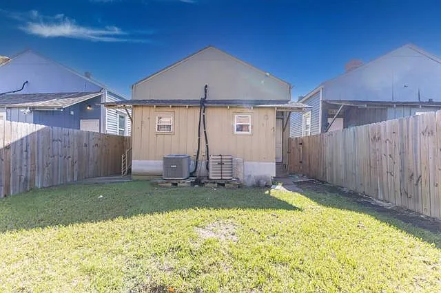 2429 Freret St — Photo 12