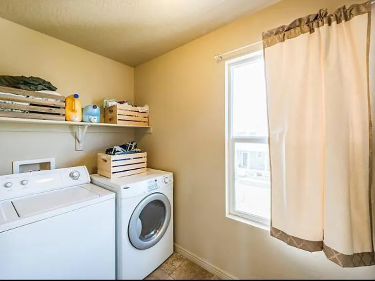 1587 W Kingsbarn Way — Photo 5