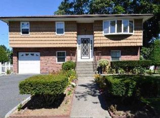 11 Bishop Ct, Bethpage, NY 11714