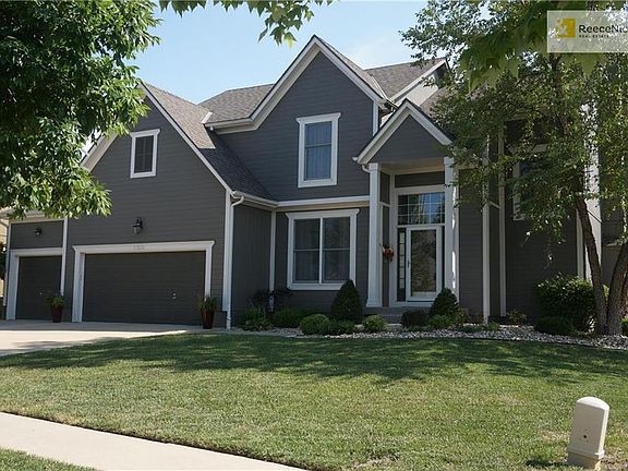 Professionally landscaped and manicured lawn....