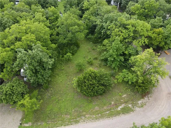 250 Fawn Valley Dr, Linn Valley, KS 66040