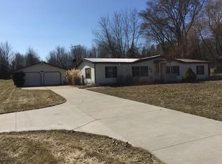 902 Ten Mile Rd NW, Sparta, MI 49345
