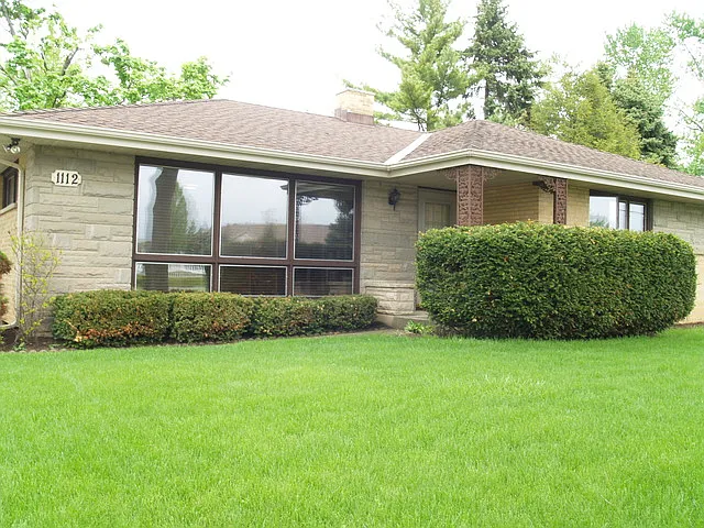 1112 E Division St photo 1