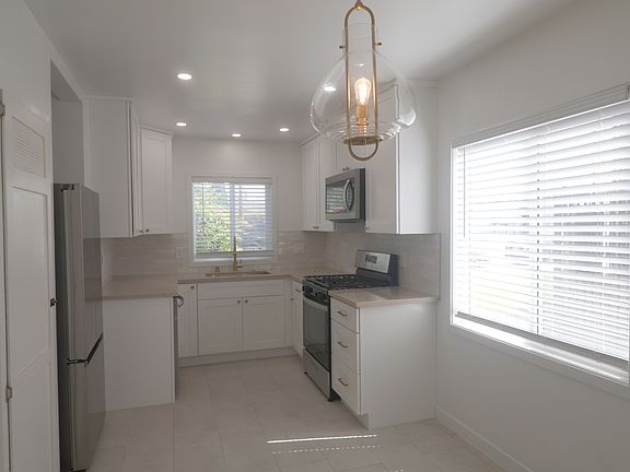 3rd image of 11610 Oxnard St #1