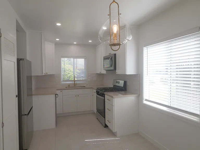 11610 Oxnard St #1 — Photo 3