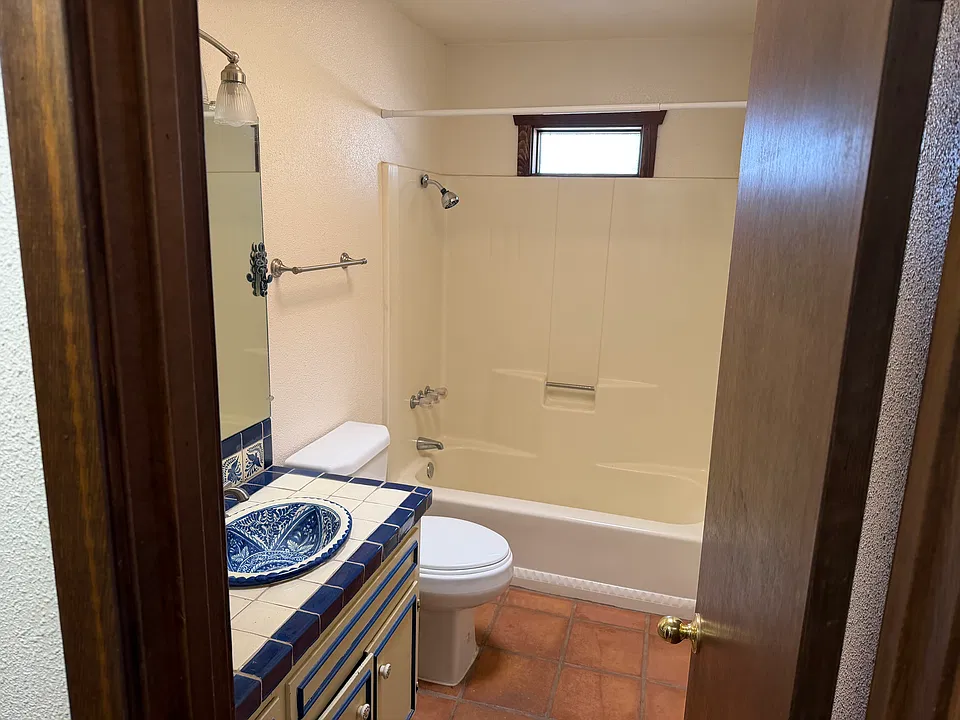 408 Mora Ln