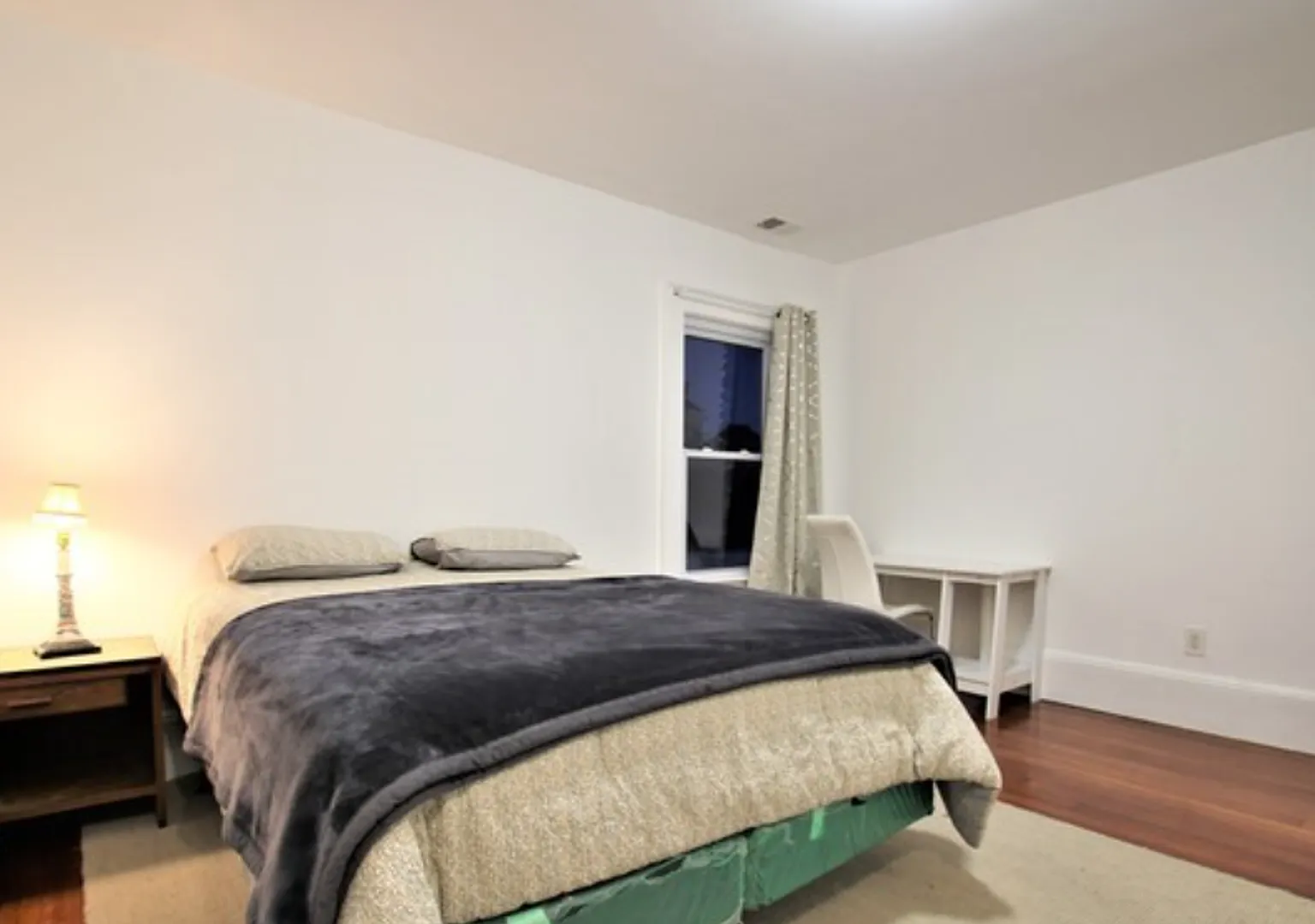 Huge Townhouse near T w Laundry in Unit! 30 Foot Ceilings in Living Room! — Photo 3