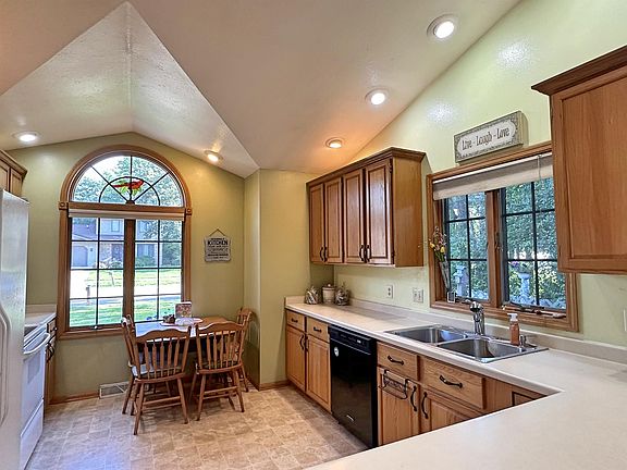 5th image of 3532 Briar Crest Dr