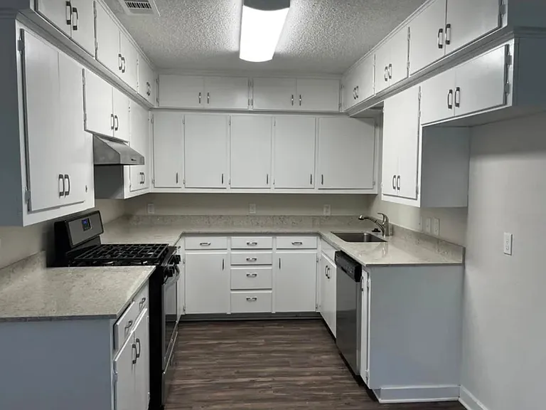 914 SW Dallas St — Photo 10