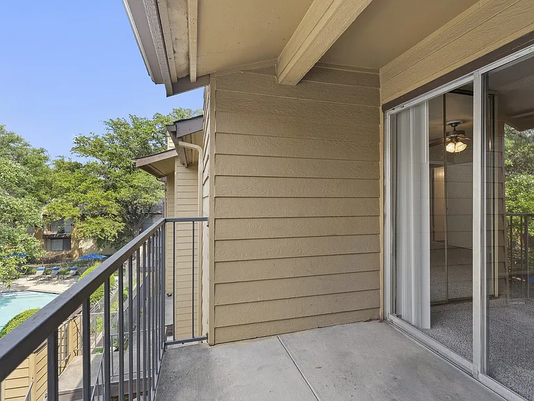 Regal Court Apartments — Photo 29