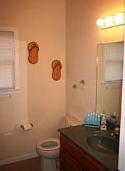 4th image of 301 E Poplar Ave Unit 101