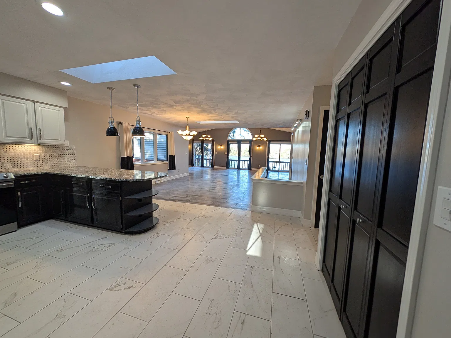 4 bed, 2500 sqft, $2,750 — Photo 2