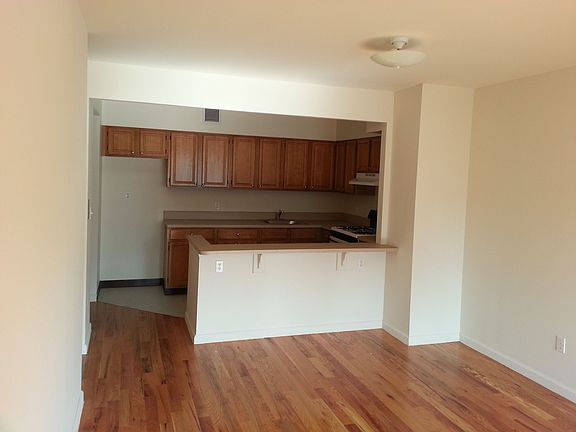 4th image of 608 Wales Ave