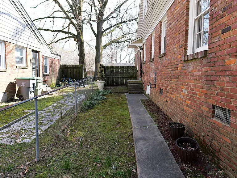 Fully fenced/inclosed side yard with patio.