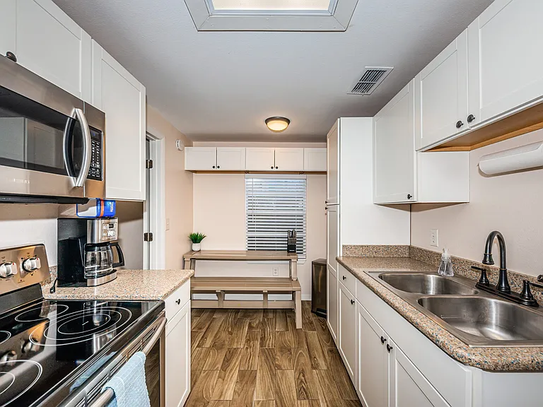 918 Hawkins St — Photo 16