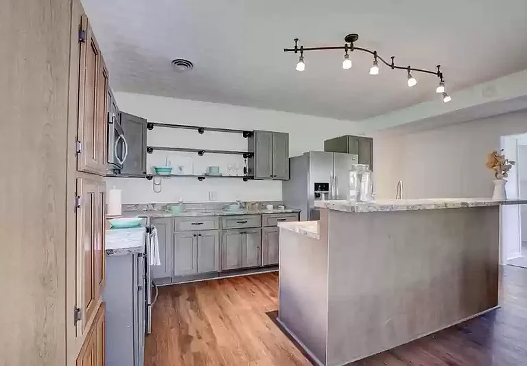 408 E Main St — Photo 14