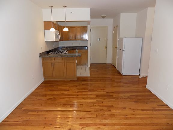 2nd image of 2814 31st St APT 305