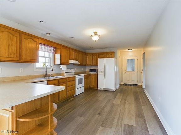 5th image of 45963 Barrett Ave