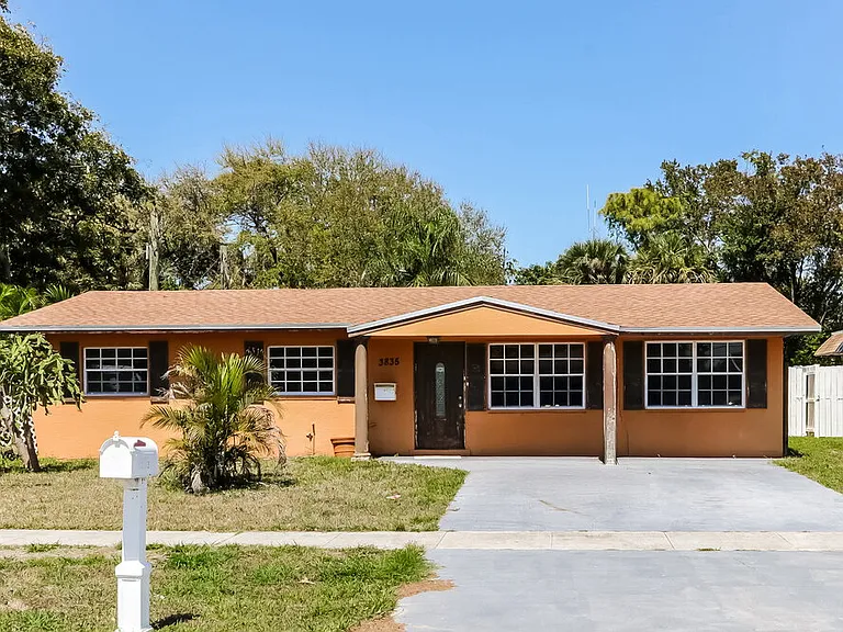 3835 Holiday Rd — Photo 1