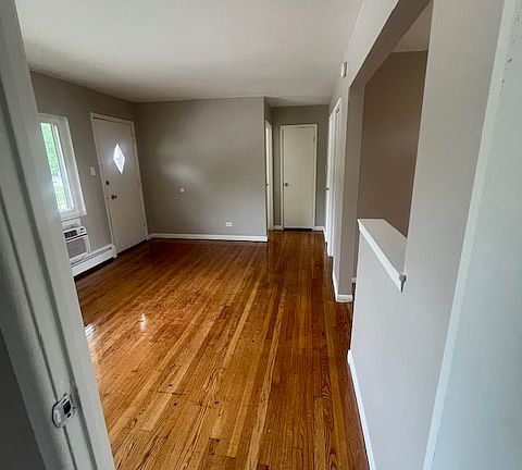 2nd image of 4915 W Columbus Dr APT 2