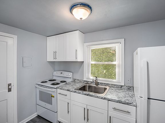 5th image of 22911 Hayes Ave APT 3