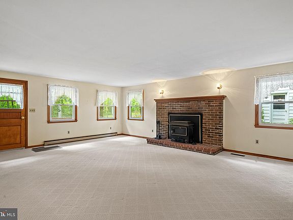 3rd image of 908 Woodward Ln