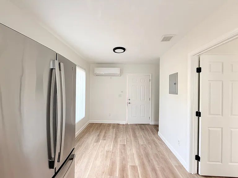 1815 S Burlington Ave — Photo 4