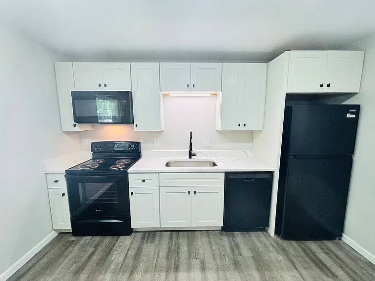 101 N Oak St #11 — Photo 9