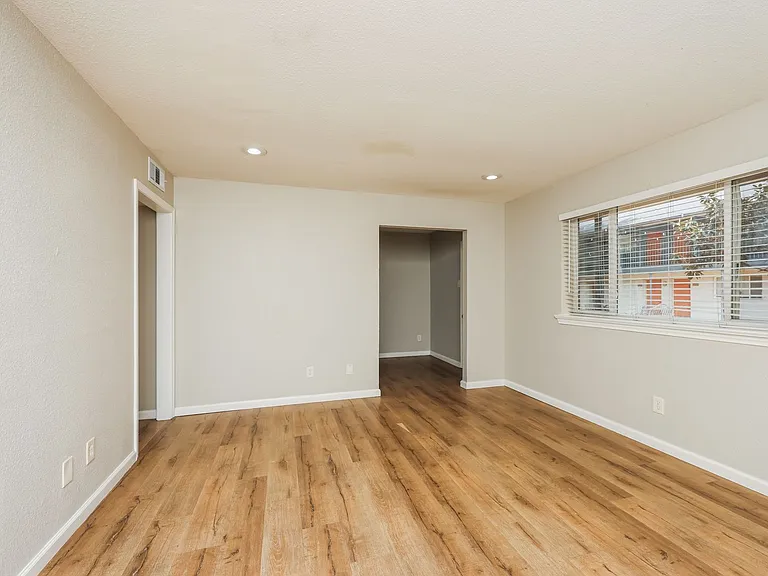Reiger Park Apartments — Photo 14