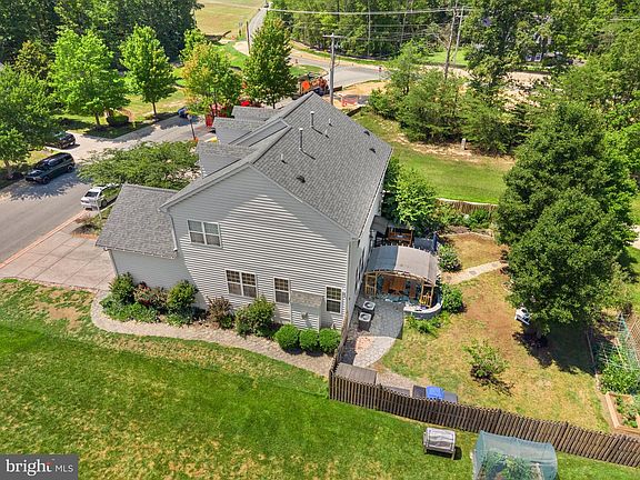 2nd image of 2994 Devonfield Ave