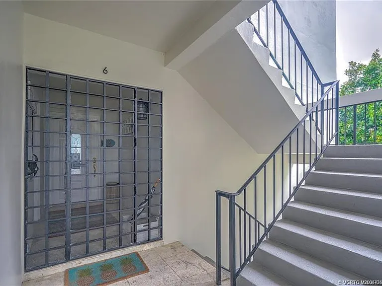 1289 NE Ocean Blvd #6 — Photo 4