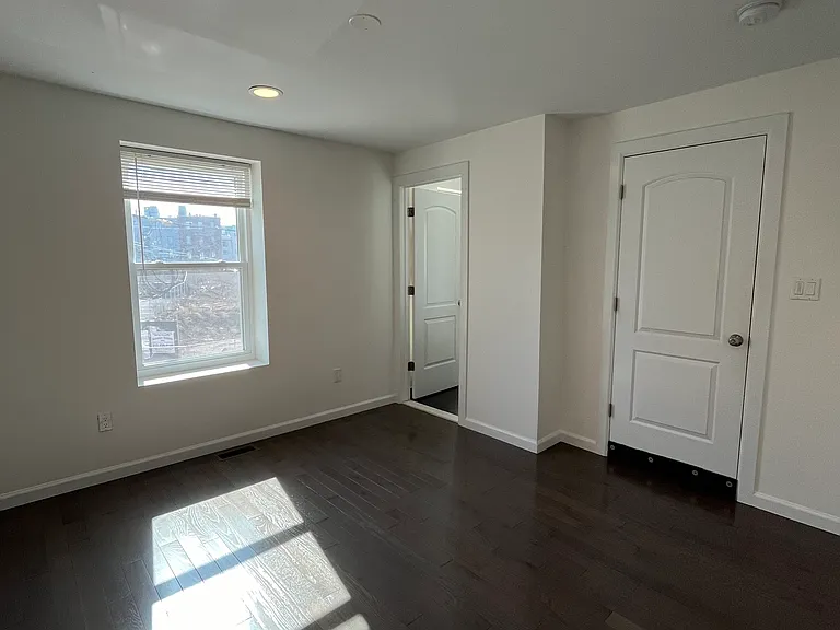 115 W Allen St — Photo 10