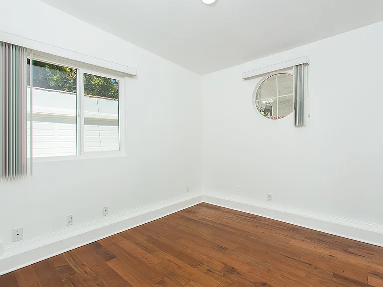 4733 Ambrose Ave — Photo 17
