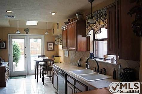 4th image of 803 Woodlake Dr