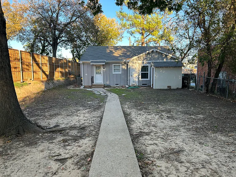 1320 N Travis St — Photo 24