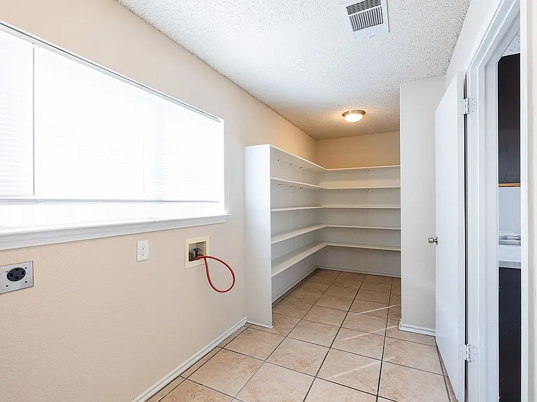 1240 Dexford Dr — Photo 12