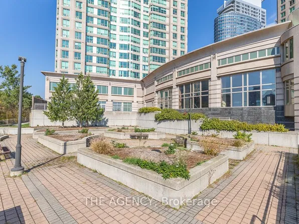 18 Lee Centre Dr #903, Toronto, ON M1H 3H5