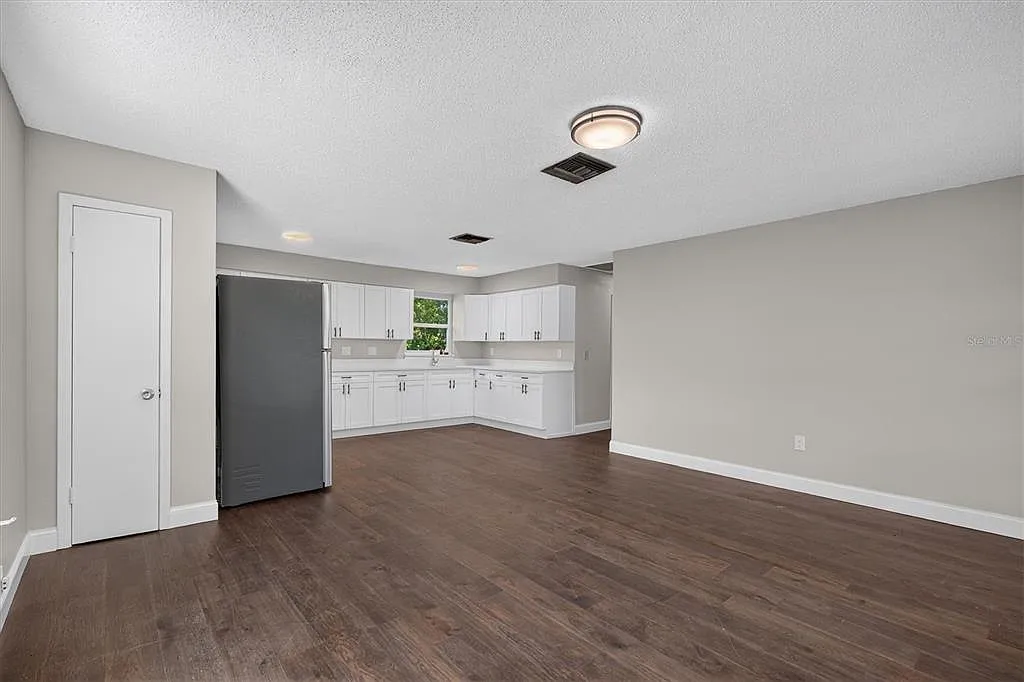 2 bed, 1.0 bath, 1296 sqft, $1,800 — Photo 1