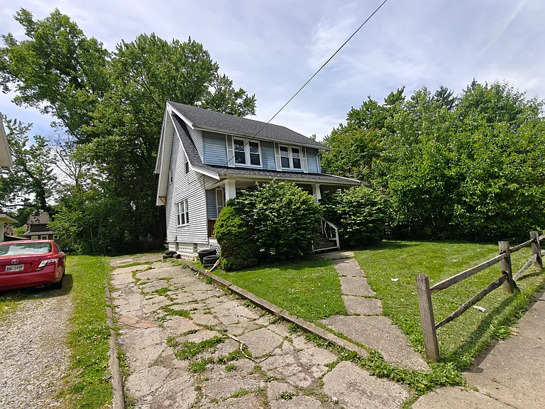 1024 Whittier Ave — Photo 2