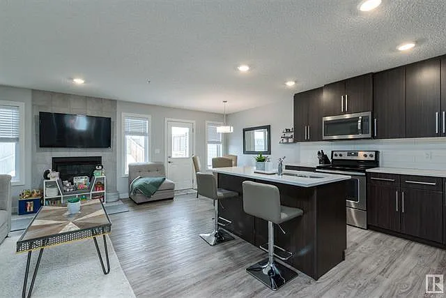 3 Bed 2.5 Bath Garage Duplex For Rent Fort Sask — Photo 2